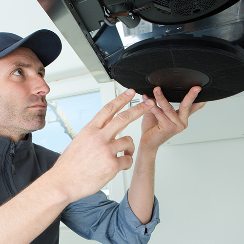 Installing a carbon filter in a cooker hood